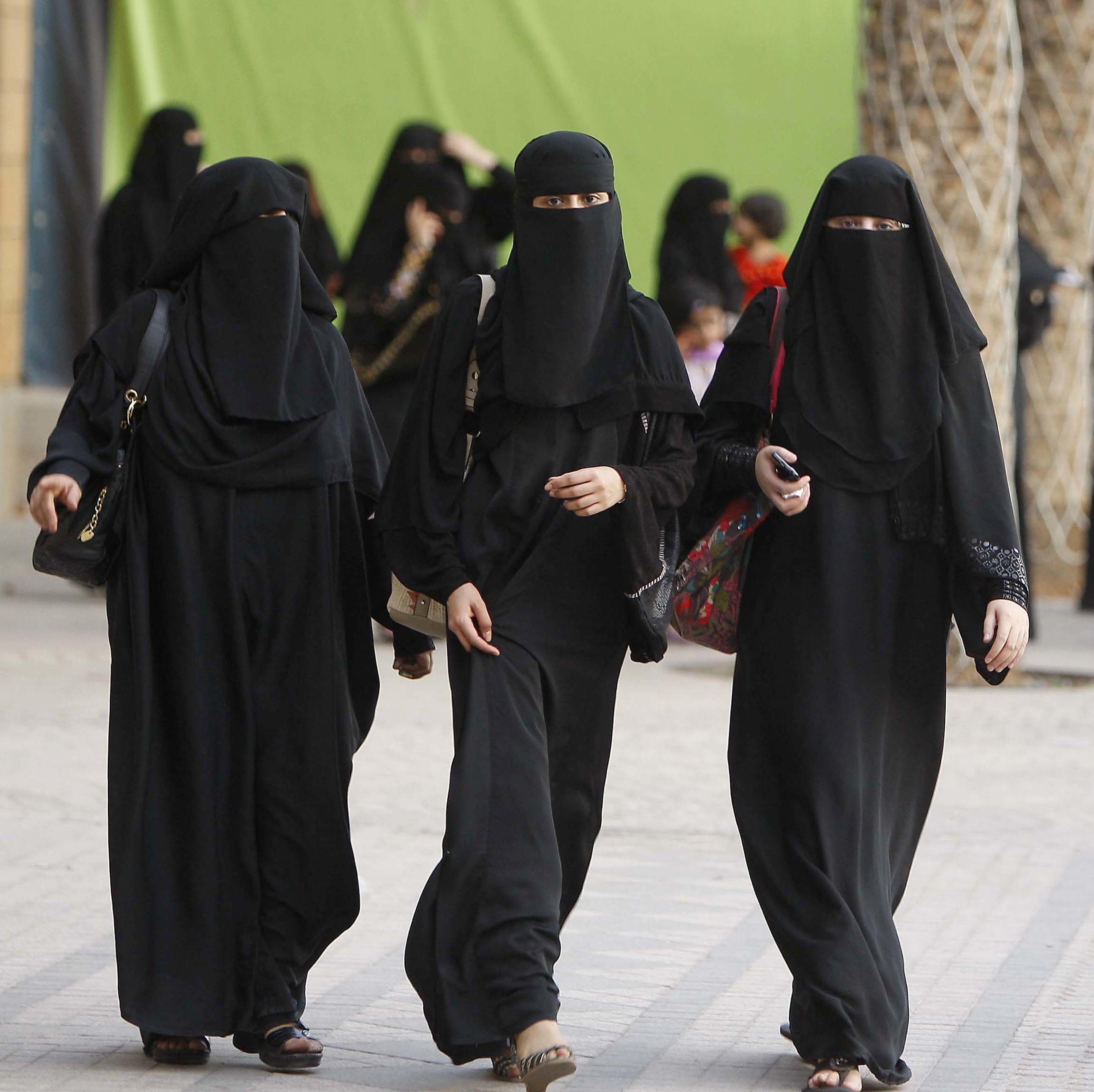 Хиджаб перед кем можно. Абайя одежда для женщин в Саудовской Аравии. Национальный костюм Саудовской Аравии. Абайя одежда для женщин в арабских Эмиратах. Египетский никаб.